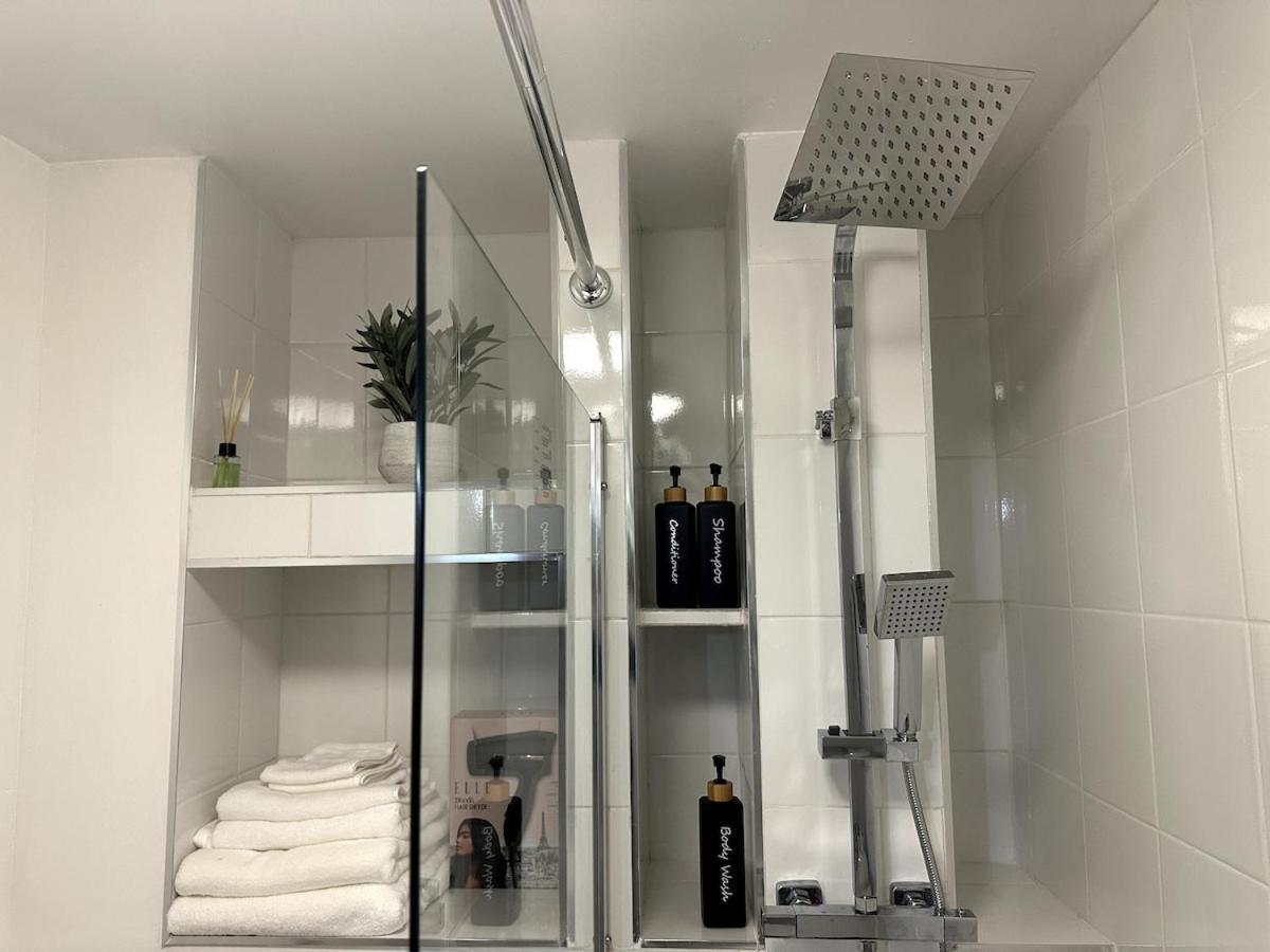 Apartment Modern 2 Bed Apartment, Entire Unit, Inside *