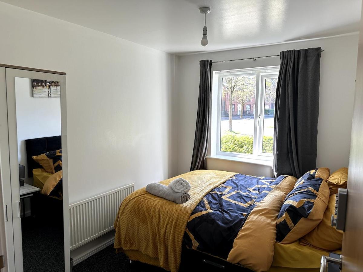 Apartment Modern 2 Bed Apartment, Entire Unit, Inside Manchester