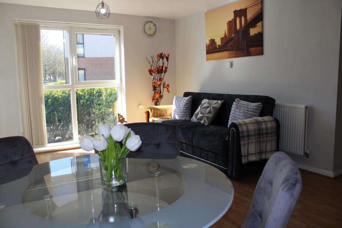 Apartment Modern 2 Bed Apartment, Entire Unit, Inside *