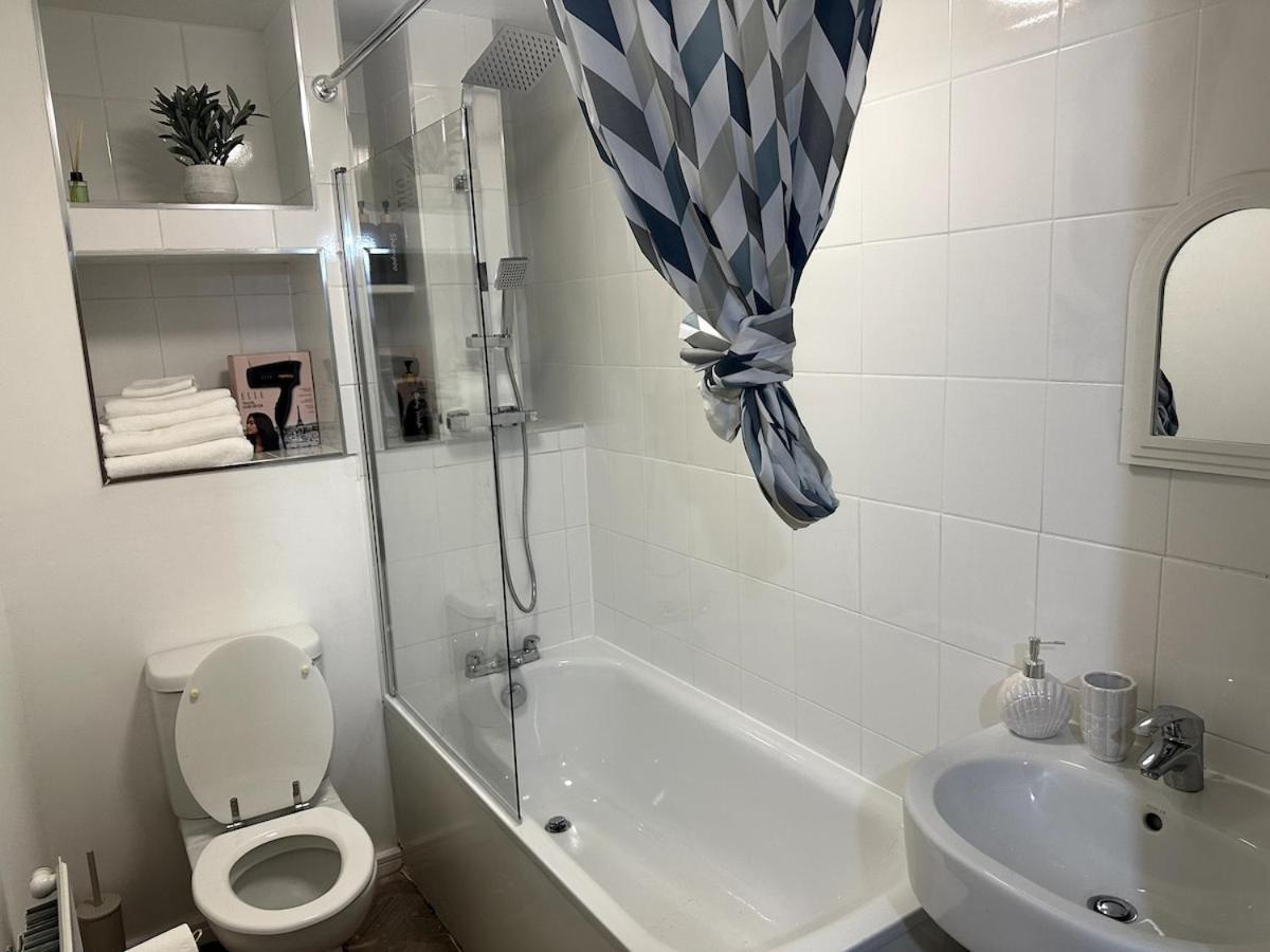 Modern 2 Bed Apartment, Entire Unit, Inside *