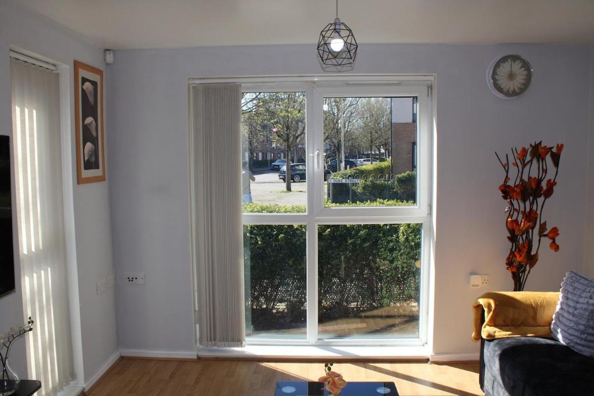 Apartment Modern 2 Bed Apartment, Entire Unit, Inside Manchester