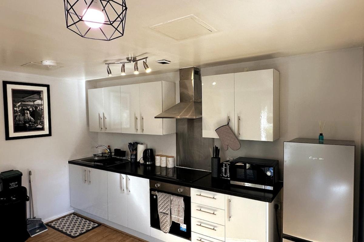Modern 2 Bed Apartment, Entire Unit, Inside Apartment