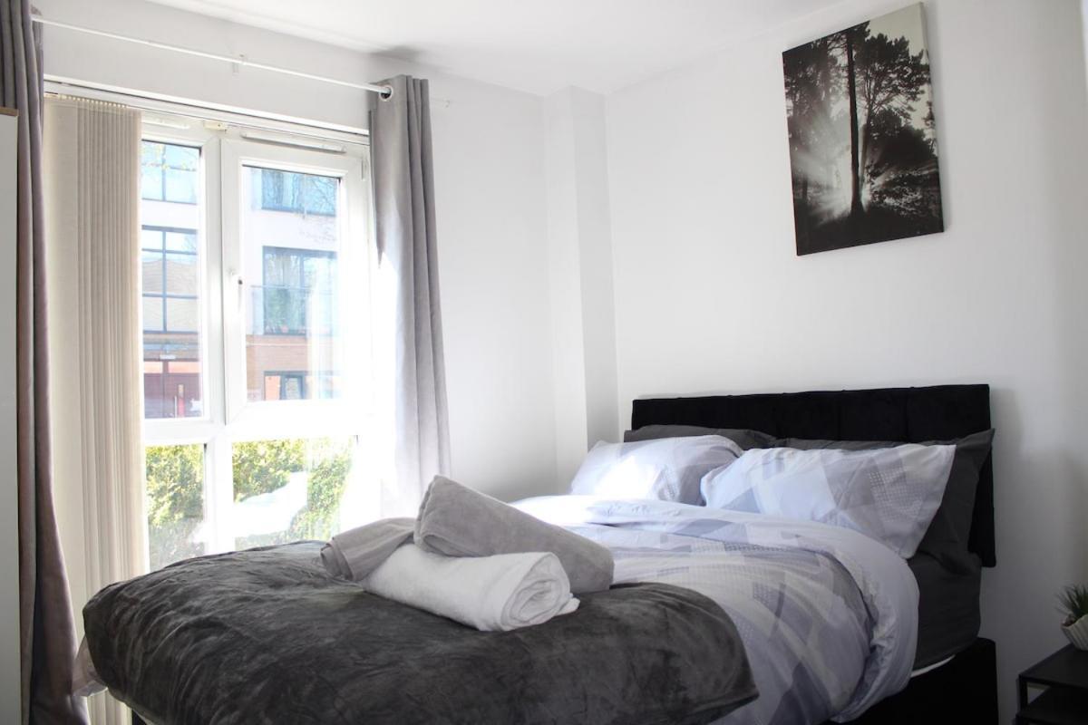 Modern 2 Bed Apartment, Entire Unit, Inside * Manchester