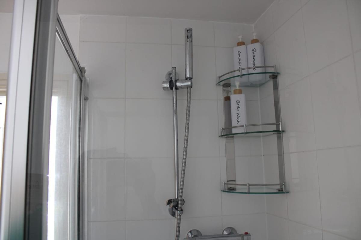 Apartment Modern 2 Bed Apartment, Entire Unit, Inside *