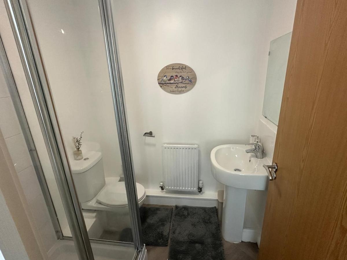 Modern 2 Bed Apartment, Entire Unit, Inside Apartment Manchester