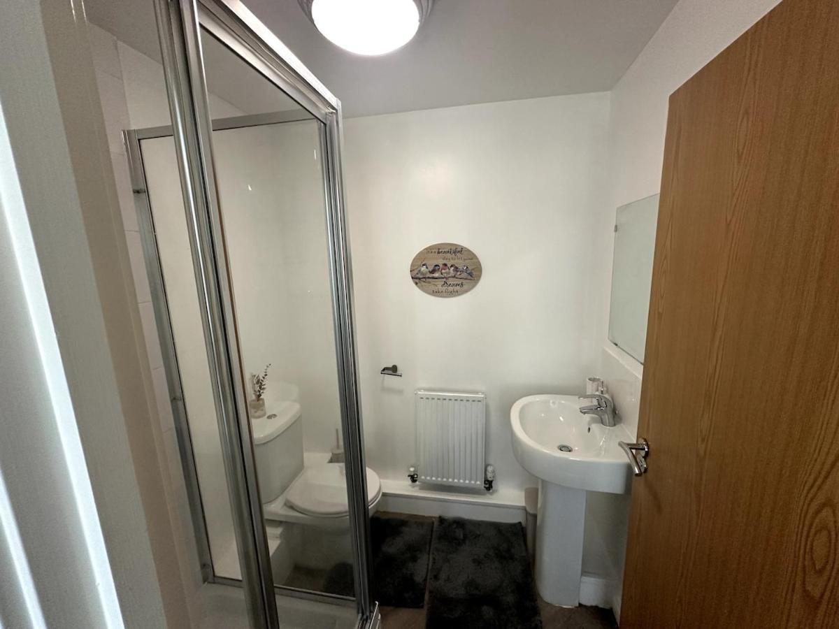 Modern 2 Bed Apartment, Entire Unit, Inside Manchester