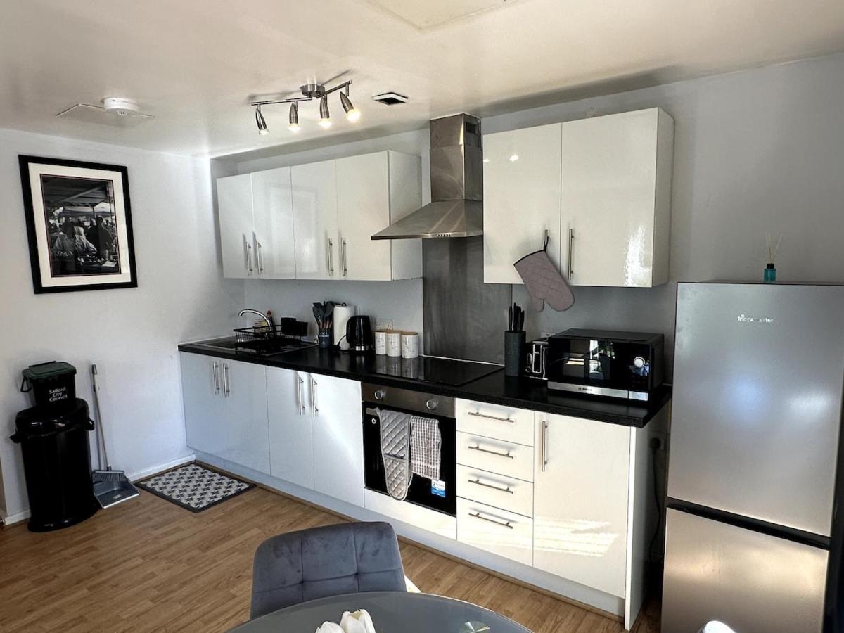 Apartment Modern 2 Bed Apartment, Entire Unit, Inside *