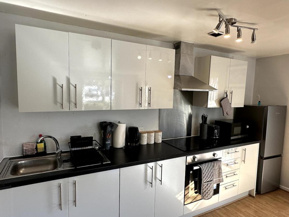 Modern 2 Bed Apartment, Entire Unit, Inside Manchester
