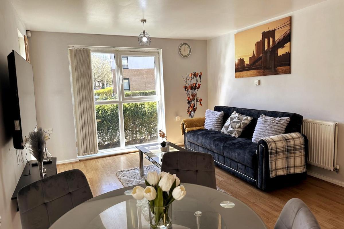 Modern 2 Bed Apartment, Entire Unit, Inside